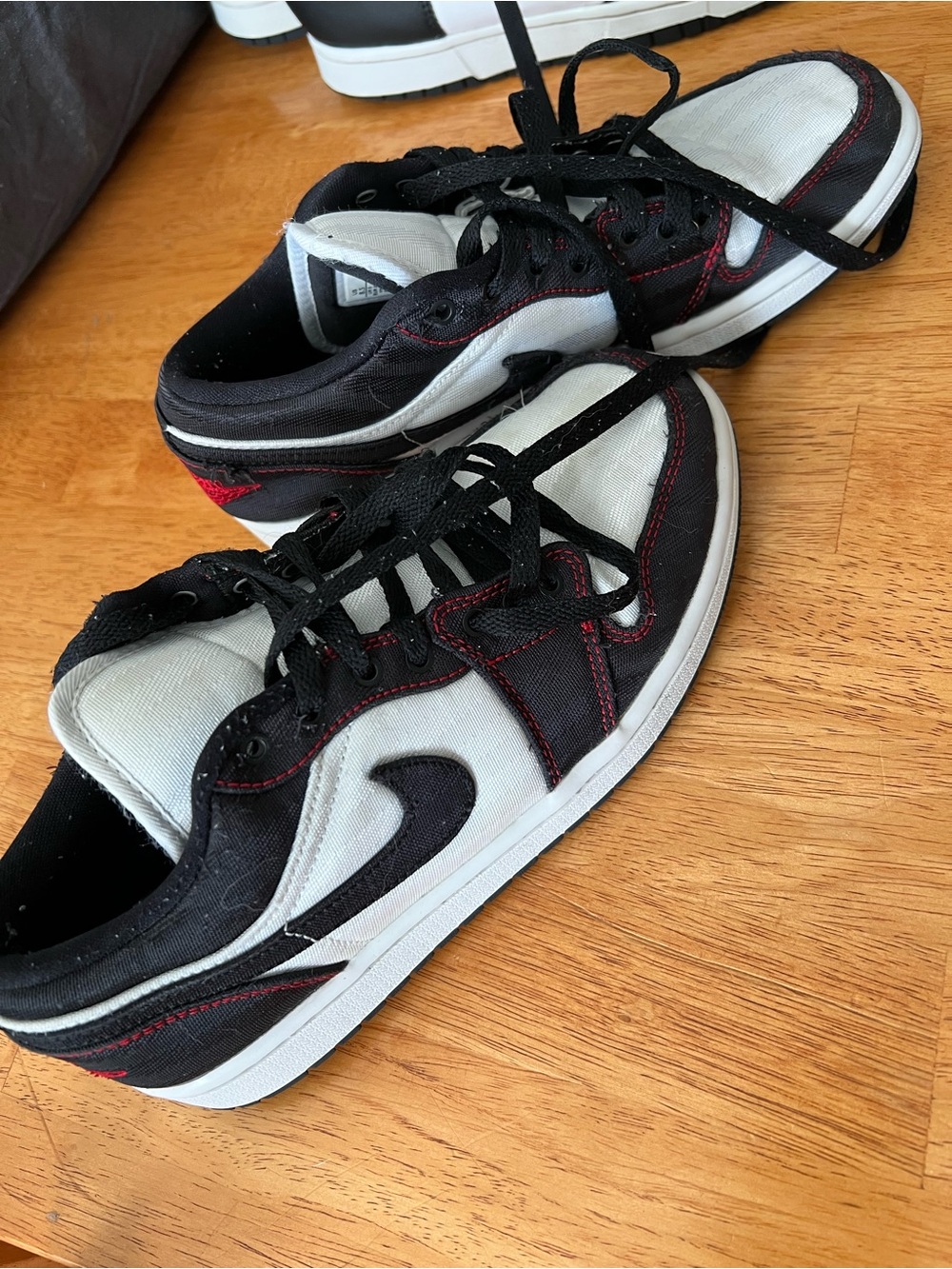 Nike Men’s Low-Top Sneakers Black White with Red Stitching